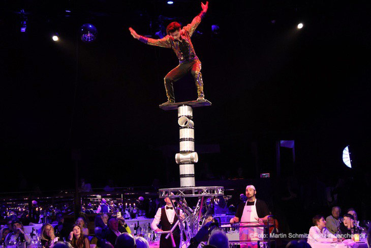 Rola Bola mit Alexander Abadilla bei der Dinnershow HULLIS (©Foto: Martin Schmitz)